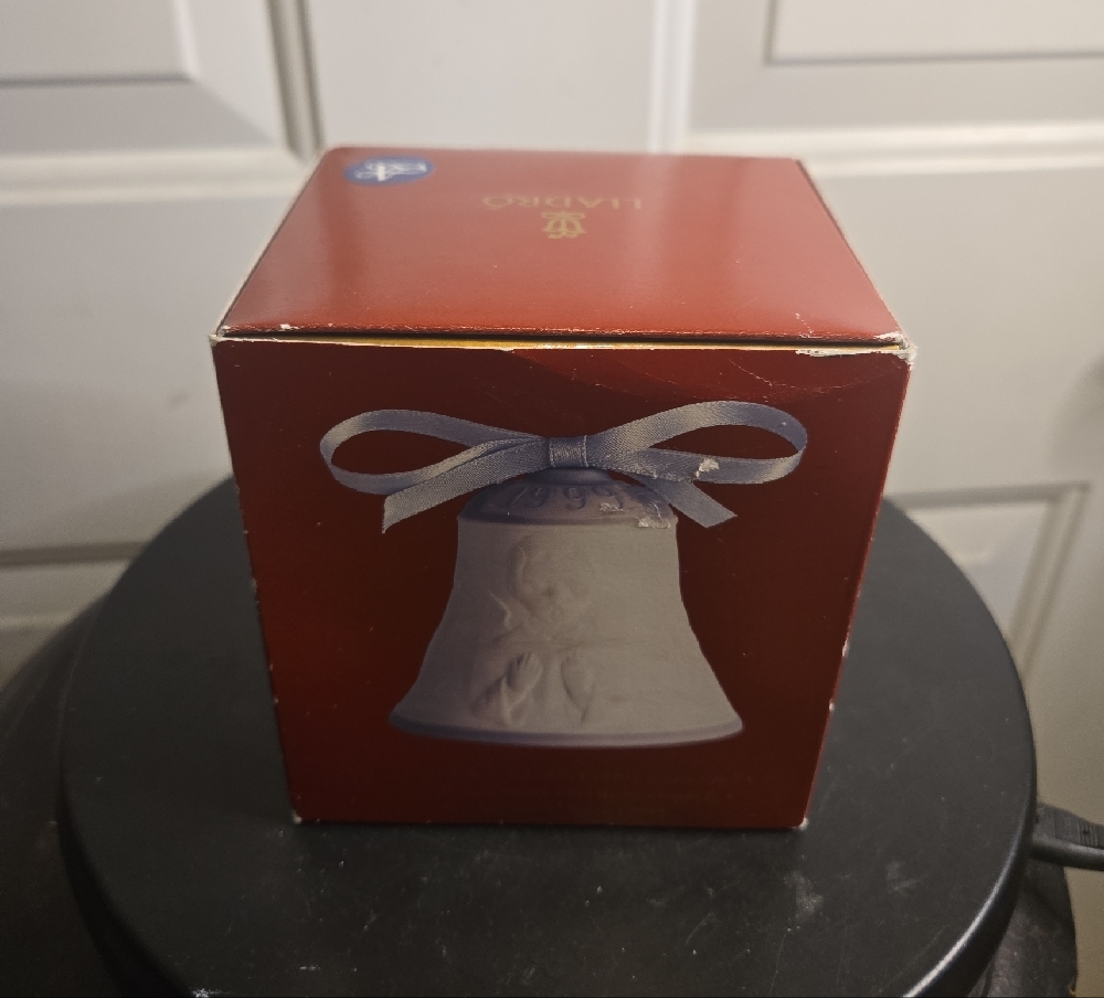 Lladro 1999 Collectors White Porcelain Christmas Bell Ornament With Box - Picture 6 of 10